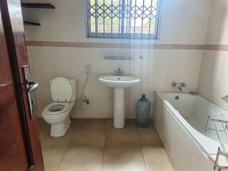 CROSSROAD AREA| THREE (3)BED FLAT|ÇOMPLEX OF ONLY 5*UNITS |RENT|K20,000
