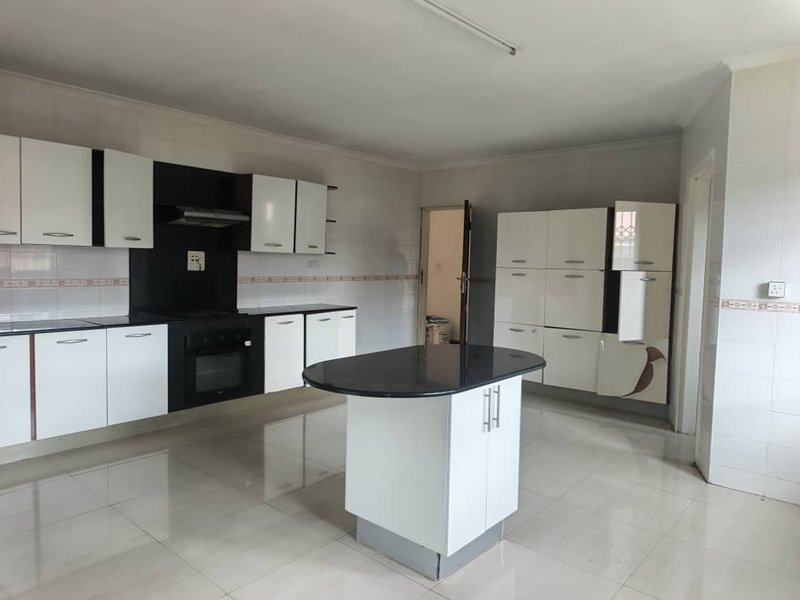 CROSSROAD AREA| THREE (3)BED FLAT|ÇOMPLEX OF ONLY 5*UNITS |RENT|K20,000