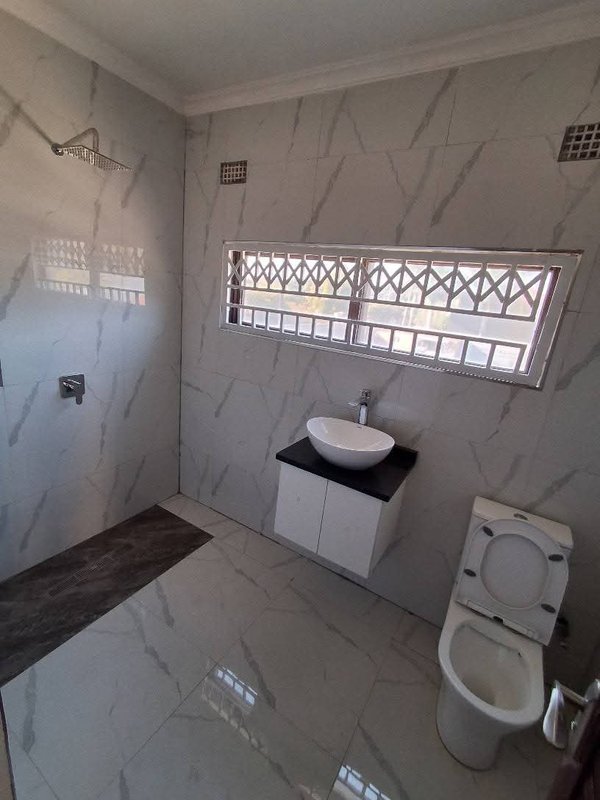 MAKENI|FREE STAND SPACIOUS MAISONETTE (FOUR) 4 BEDROOM HOUSE MSC| SHARED COMPLEX|RENT|K20,000 NEG