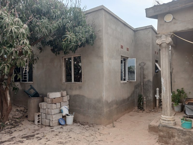 Simple 2-beds semi-detached flat in Obama Ranchdale