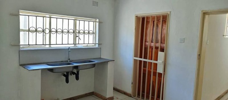 OLYMPIA MAIN|BEHIND MANDAHILL| 3*BED HOUSE WITH SHELTER {ÇHALET} PLUS STORAGE|IN A SHARED YARD|K30,000