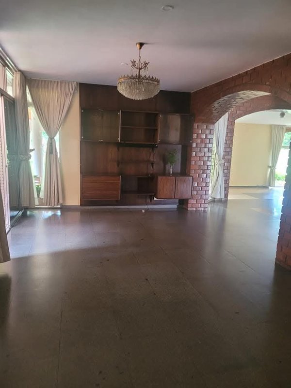 Six Bedroom House, Leopards Hill