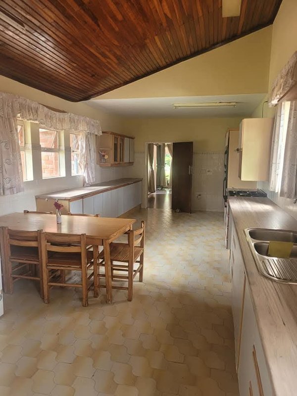 Six Bedroom House, Leopards Hill