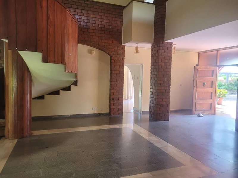 Six Bedroom House, Leopards Hill