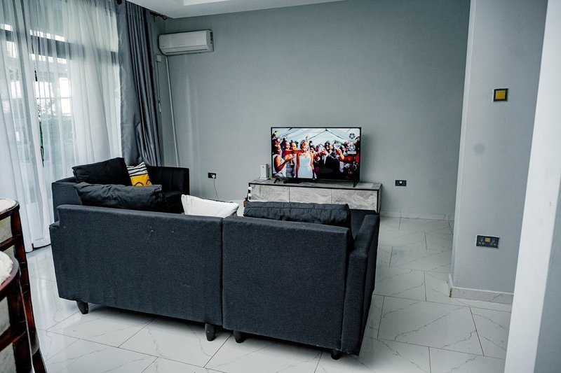 3bed 2.5bath fully furnished apartment