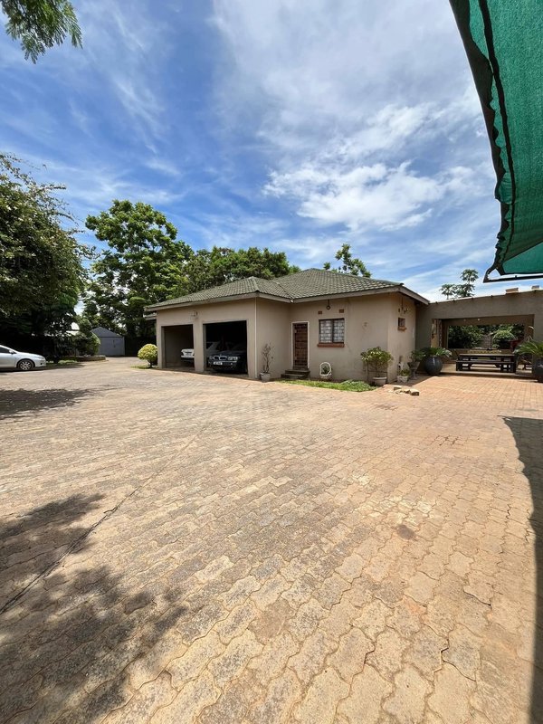 WOODLANDS EXT|COMMERICAL PROPERTY|STANDALONE 5*BED WITH 3*BED ENSUITE|RENT|K35,000