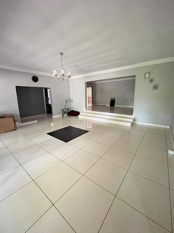 WOODLANDS EXT|COMMERICAL PROPERTY|STANDALONE 5*BED WITH 3*BED ENSUITE|RENT|K35,000