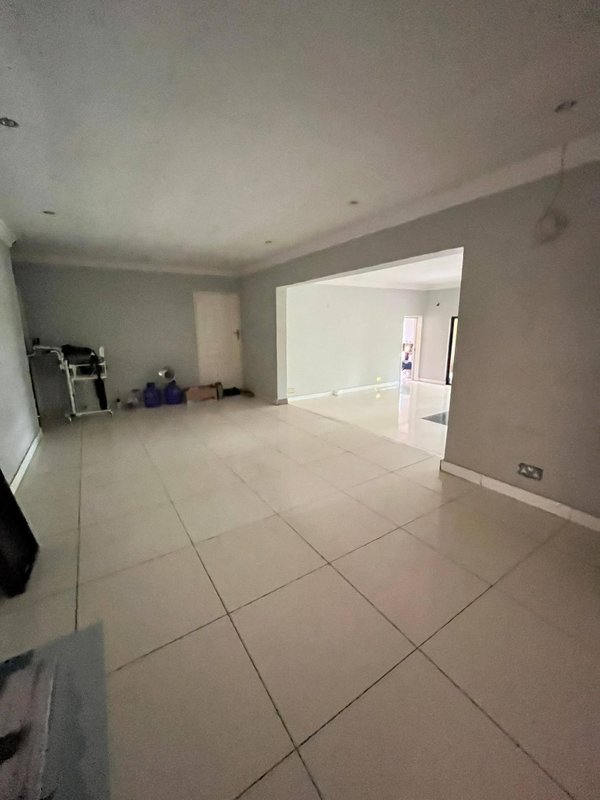 WOODLANDS EXT|COMMERICAL PROPERTY|STANDALONE 5*BED WITH 3*BED ENSUITE|RENT|K35,000