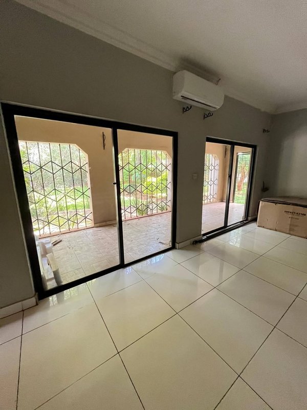 WOODLANDS EXT|COMMERICAL PROPERTY|STANDALONE 5*BED WITH 3*BED ENSUITE|RENT|K35,000