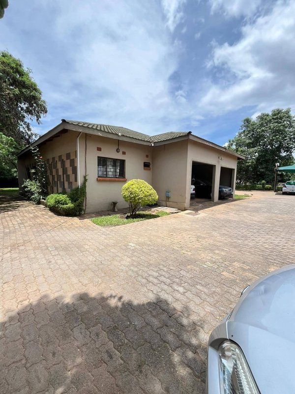 WOODLANDS EXT|COMMERICAL PROPERTY|STANDALONE 5*BED WITH 3*BED ENSUITE|RENT|K35,000