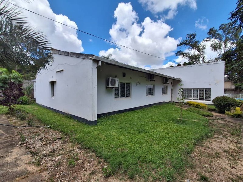 ROMA|FOUR (4) BED STANDALONE HOUSE 🏡|WITH SOLAR BACK-UP|COTTAGE|PLUS SWIMMING POOL|RENT|‎‎RESIDENTIAL -K30,000