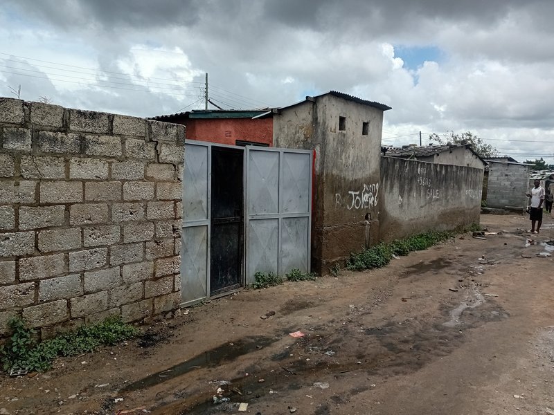 3 bedroomed house in a wall fence