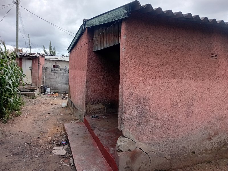 3 bedroomed house in a wall fence