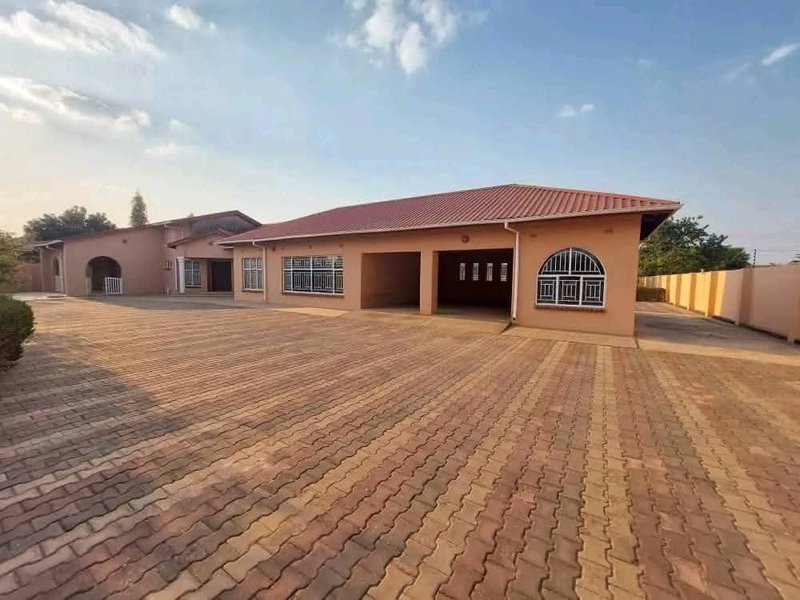 WOODLANDS EXT|ALONG THE TARMAC|5*BED 2*BED ENSUITE PLUS COTTAGE|RENT|K30,000