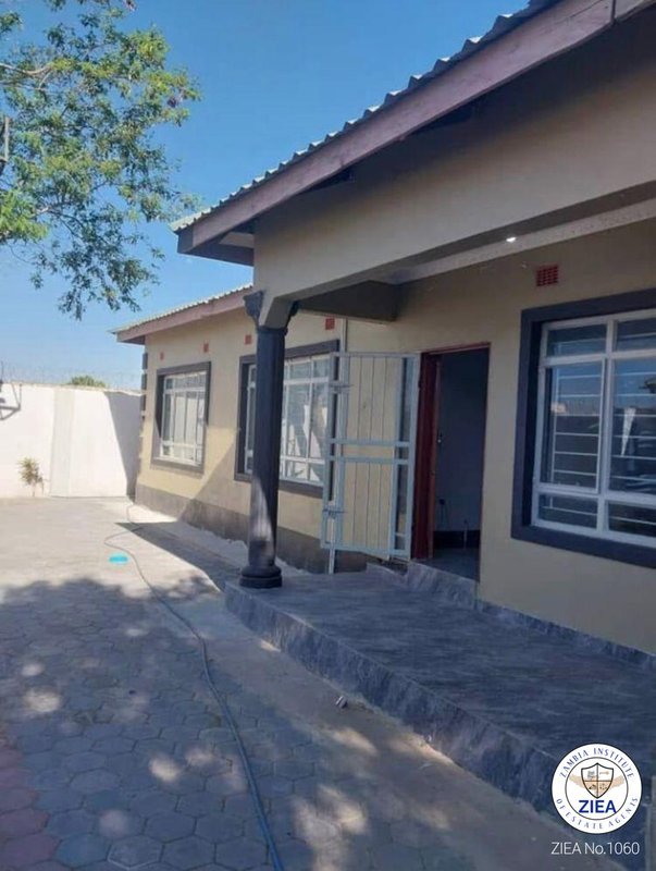 3-Bedroom semi-detached flat in silverest