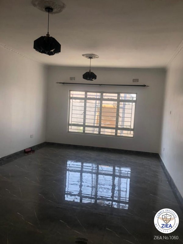 3-Bedroom semi-detached flat in silverest