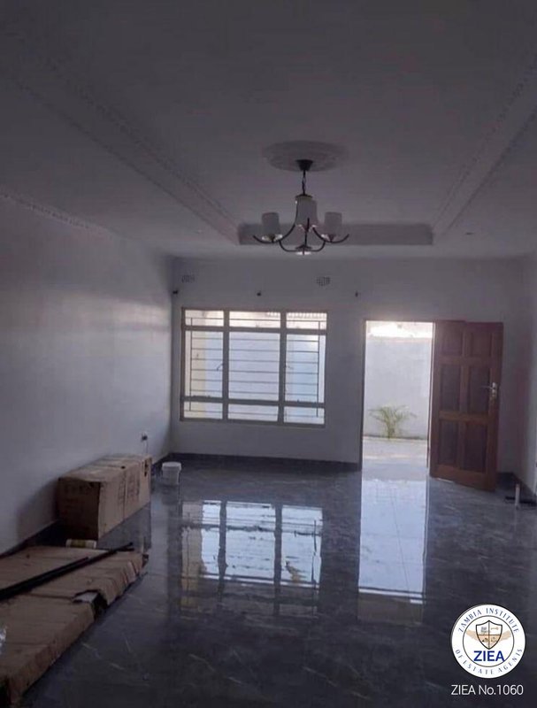 3-Bedroom semi-detached flat in silverest