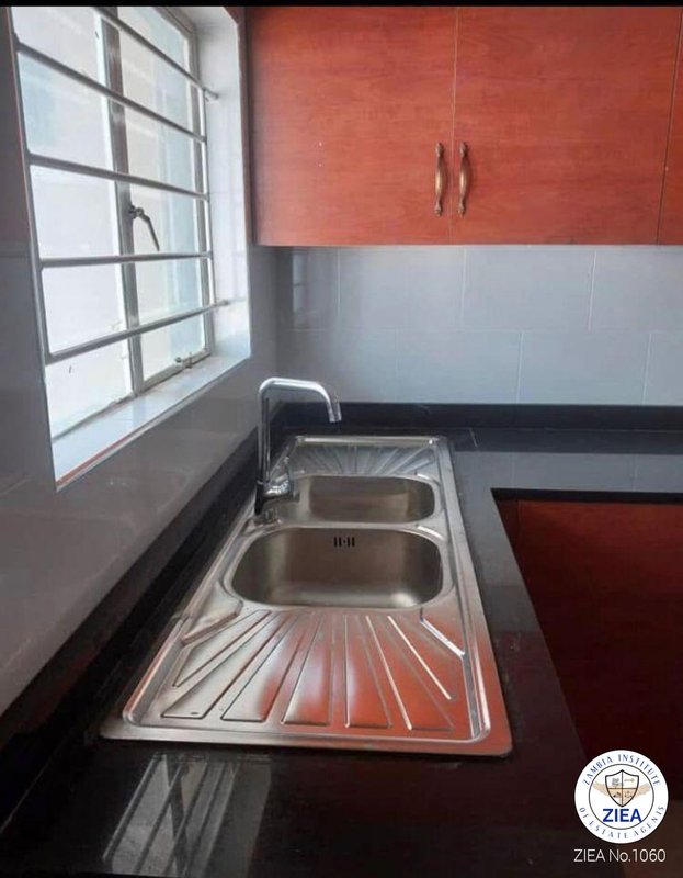 3-Bedroom semi-detached flat in silverest