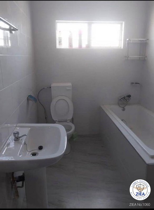 3-Bedroom semi-detached flat in silverest