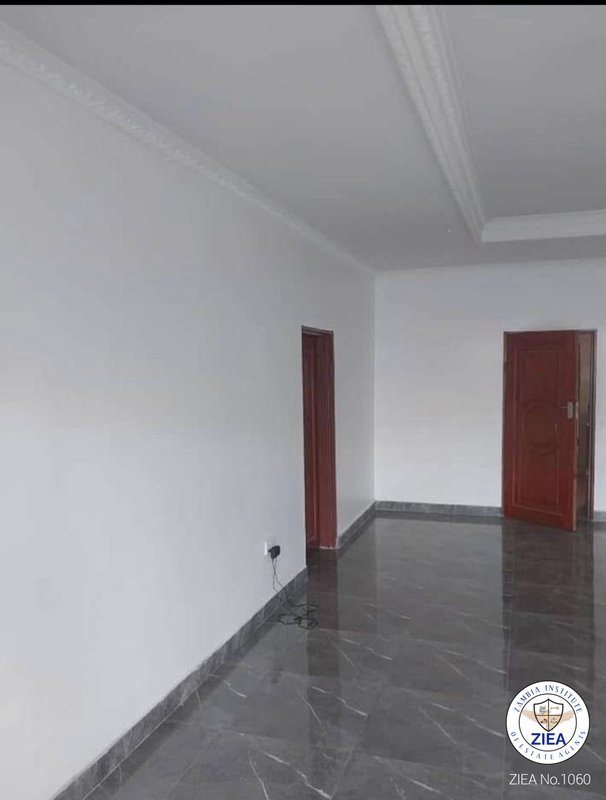 3-Bedroom semi-detached flat in silverest