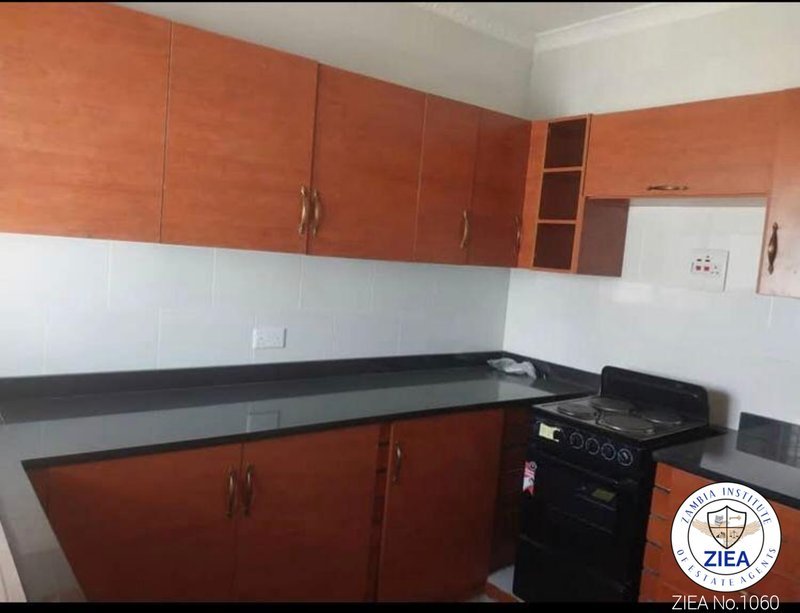 3-Bedroom semi-detached flat in silverest