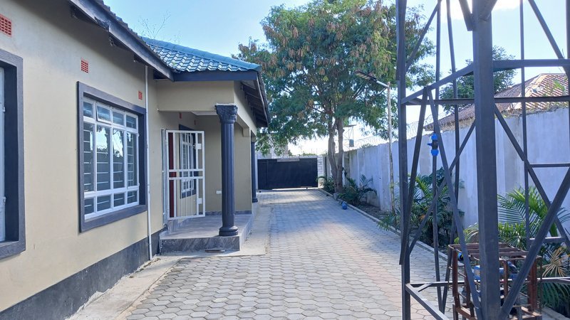 3-BEDROOM SEMI-DETACHED FLAT FOR RENT SILVEREST BEHIND ZAMBEEF