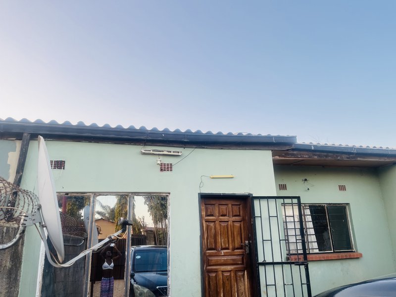 Modern 2-Bedroom Flat with Large Front & Backyard