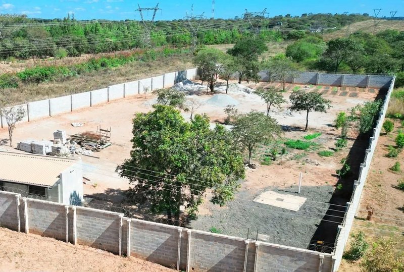 CROSSPARK|ENCLOSED IN A WALLFENCE |PLOT SIZE 75m by 38m|SALE PRICE: K2.5M