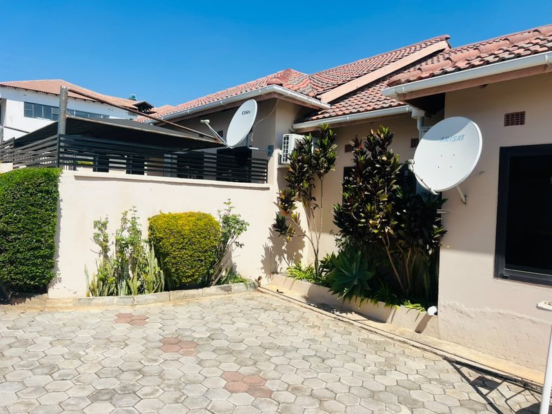 ROMA PARK|THREE (3) BED FLAT|AVAILABLE FOR RENT|FURNISHED K28,000|UNFURNISHED K22,000